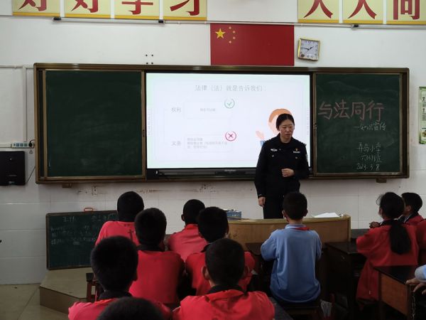 瑞丽出入境边防检查站弄岛分站开展“三八”妇女节关爱女性普法宣传 (2).jpg