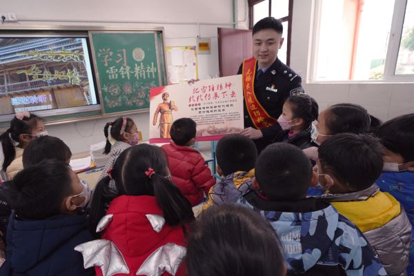 支教民警进校园 争做追“锋”好少年 (1).jpg