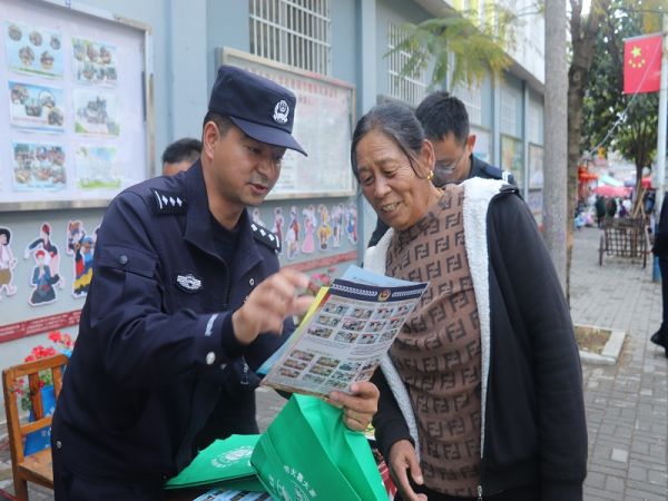 雷锋精神心口相传  火热实践时不我待.jpg