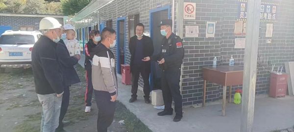 边 林芝南伊边境派出所民警在辖区工地进行矛盾调解 杨洋 摄.jpg