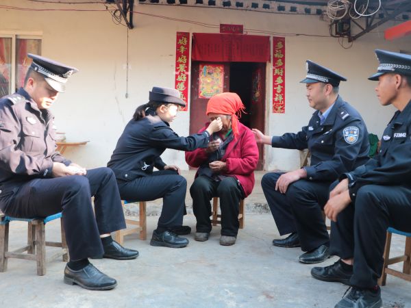 雷锋精神“警”记于心2.jpg