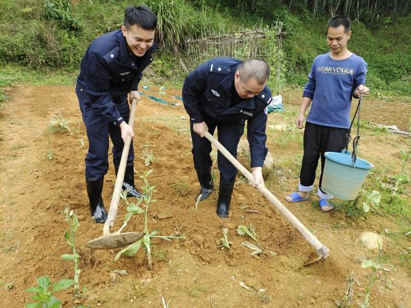 图为民警与村民一起种玉米2.jpg