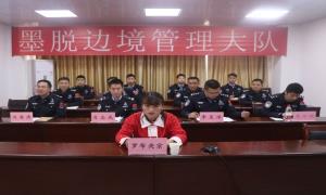人大代表进警营 两会精神传基层