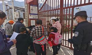 站好“护学岗” 筑牢校园安全“防护网”
