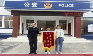 老人负气离家迷路 民警温情劝慰寻回获锦旗