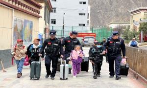 站好“护学岗” 守护“平安路”