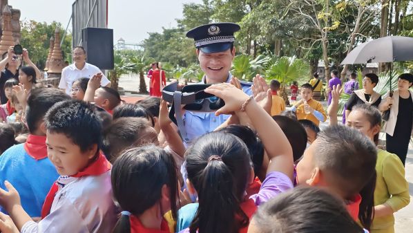 VR体验 (1).jpg VR体验 (1).jpg