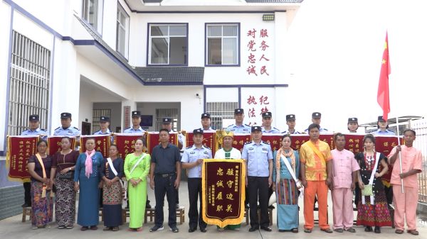 为民解忧暖人心 这个警务室获赠13面锦旗 (3).jpg