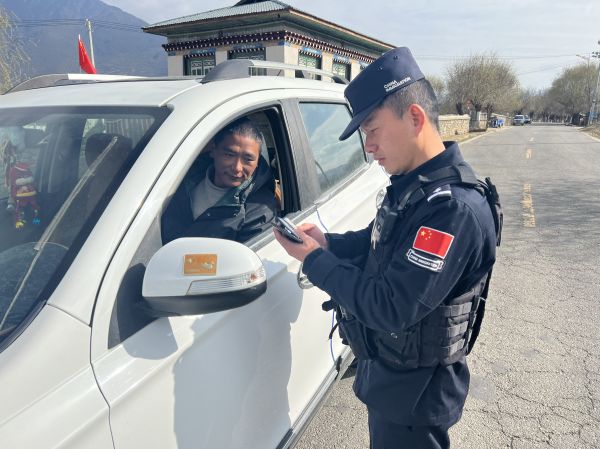 图为派出所民警开展执勤工作.jpg