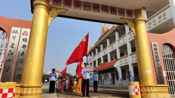 列队出发.jpg 列队出发.jpg