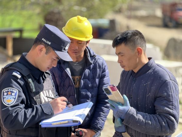 图为羌纳派出所民警对辖区流动人员进行登记排查.jpg