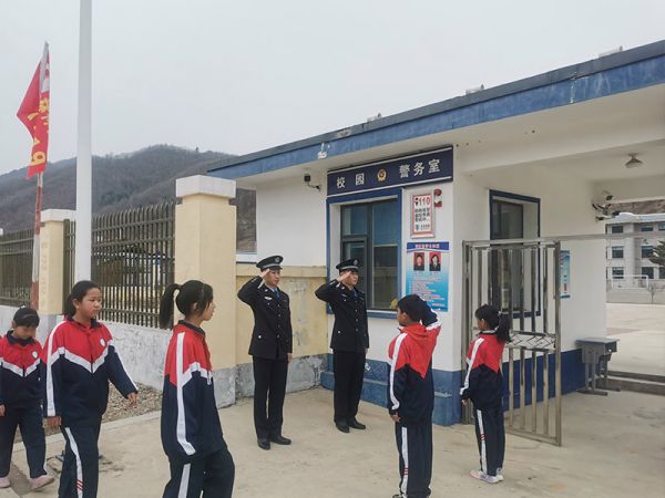 站好“护学岗” 筑牢“安全网”