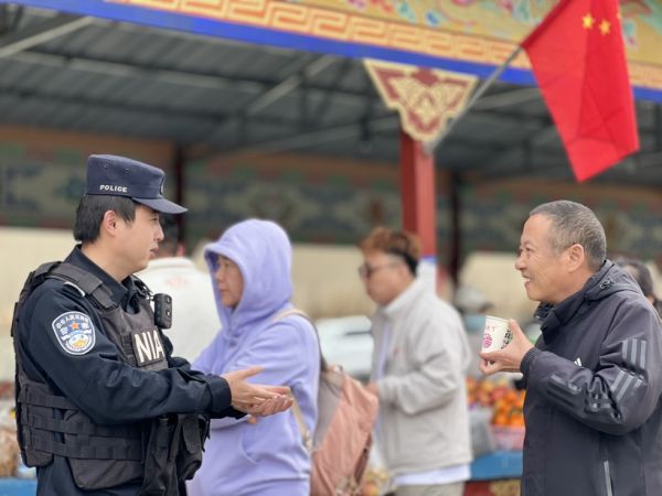 图为羌纳边境派出所为外来游客提供咨询服务.jpg