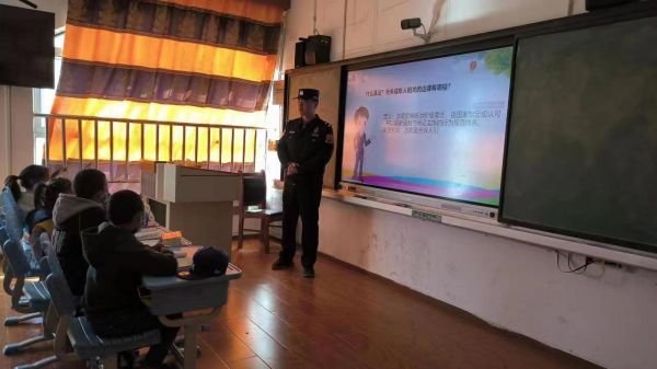 法治春风随警入校园润童心图2.jpg