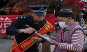 勐康出入境边防检查站大黑山分站开展“4.15”国家安全教育日宣传活动