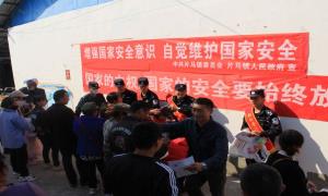 片马边境派出所深入辖区开展“国家安全日”宣传活动