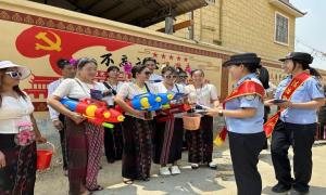 泼水送法送祝福 共建美丽幸福村