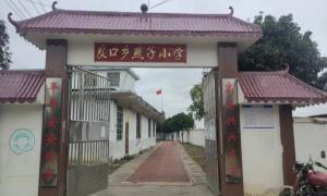 侗寨来了位硕士老师