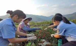 移民管理警察爱心助农温暖前行