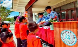 南坪边境派出所联合车厂小学开展“警察初体验，童心向未来”主题活动