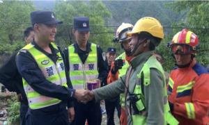 工人命悬百米高空 移民管理警察紧急救援