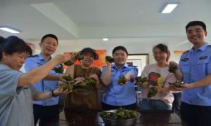 包粽子做香囊共叙警民鱼水情