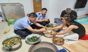 欢歌笑语迎端午 警民齐聚粽香飘