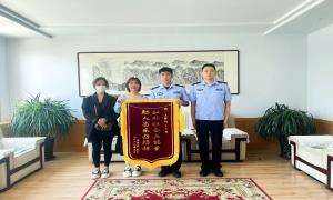 丈夫深夜出事急哭母女 移民管理警察全时守护