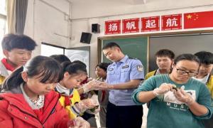 移民管理警察与驻地学生一起包粽子过端午