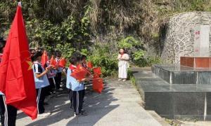 红领巾与警徽共耀国门“六·一”国门行