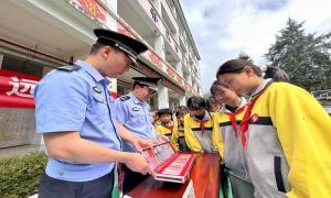 “边检+边管”护航国门青春 共建无毒校园
