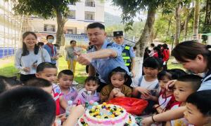 萌娃进警营 欢乐六一行