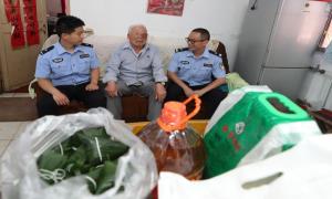 端午粽飘香 浓浓警民情