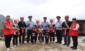 端午粽飘香 边关警民情谊浓