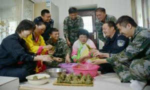 浓情端午粽飘香 军警协力暖民心