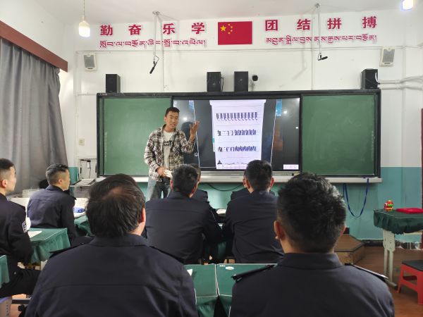 图为金东乡小学教师在藏语授课中为民警播放教学视频。杨子 摄.jpg