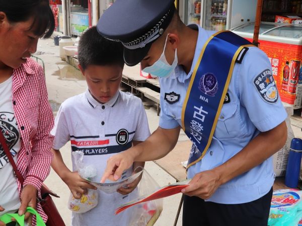“街子天”上掀起反诈宣传热潮 (2).jpg