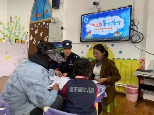 图为教导员与师生探讨安全问题.jpg