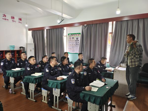 图为金东边境派出所民警在金东乡小学集中学习藏语。杨子 摄.jpg