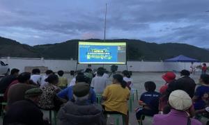 露天电影进村寨 法治宣传人人赞