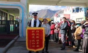 暖心“护学岗” 最美“警色”温情守护