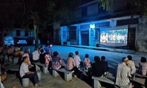 广东连州：露天电影点亮乡村夜生活