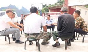 大山中的“亲民”板凳会 群策群力话和谐促团结