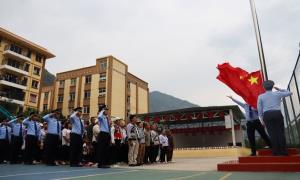 同升一面国旗 共建平安社区