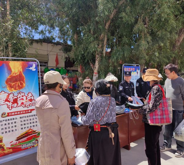 图为普法宣传活动现场，民警向群众讲解扫黑除恶相关知识。 黄创伟 摄.jpg