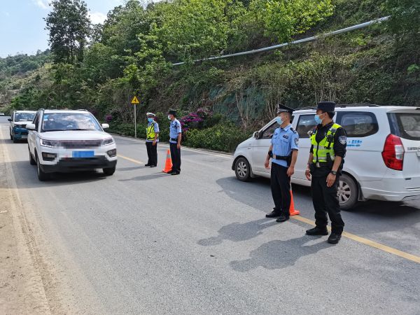 联合古登边境派出所、古登交警中队开展道路交通安全整治.jpg