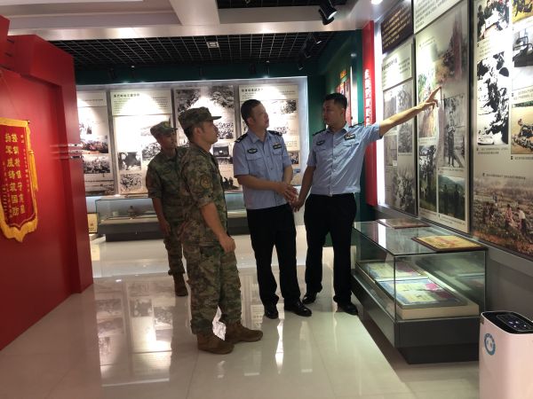 联盟单位成员参观峒中镇大党委荣誉室.jpg
