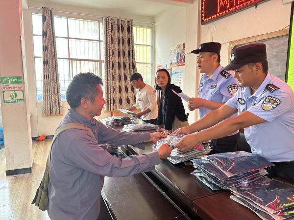 云南怒江：“积”出荣誉 “兑”出干劲——普拉底边境派出所开展网格员积分兑换活动 (3).jpg