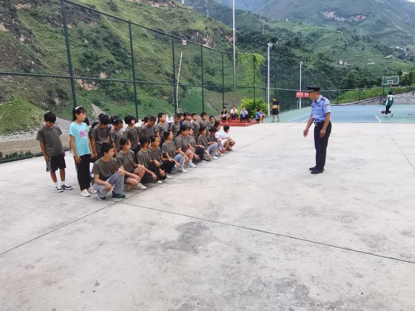 民警和相明普法小课堂.jpg