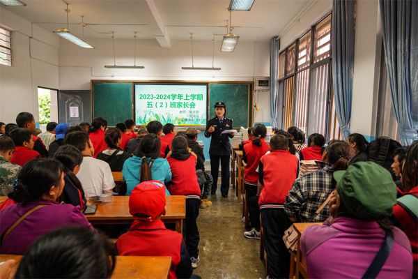云南怒江：站好“护学岗” 护航“开学季” (4).jpg